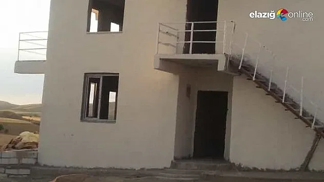 3 evin çatısı şiddetli rüzgara dayanamadı