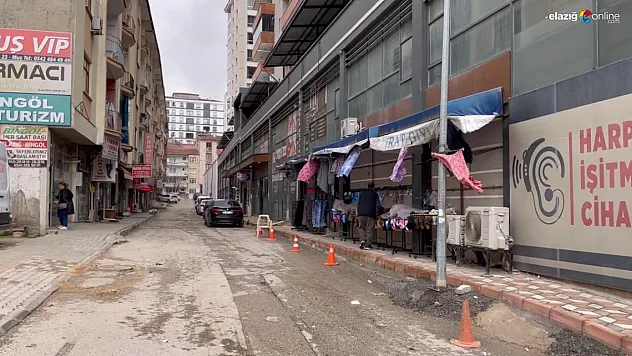 Elazığ'da Şiddetli Rüzgar Alarmı! Çatılar Uçtu, Ağaçlar Devrildi!