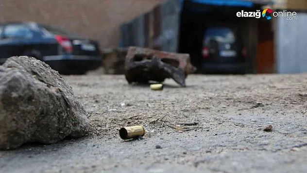 Sokakta karşılaşan husumetliler dehşet saçtı