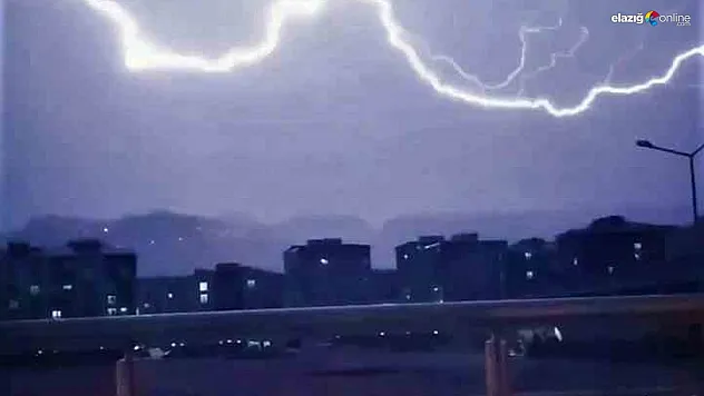 Elazığ'da şimşekler geceyi aydınlattı