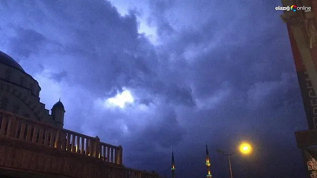 Elazığ'da şimşekler geceyi aydınlattı