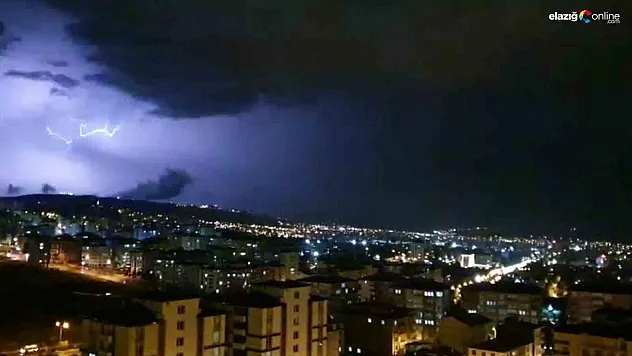 Elazığ'da şimşekler geceyi gündüze çevirdi