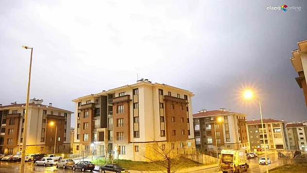 Elazığ'da şimşekler geceyi gündüze çevirdi