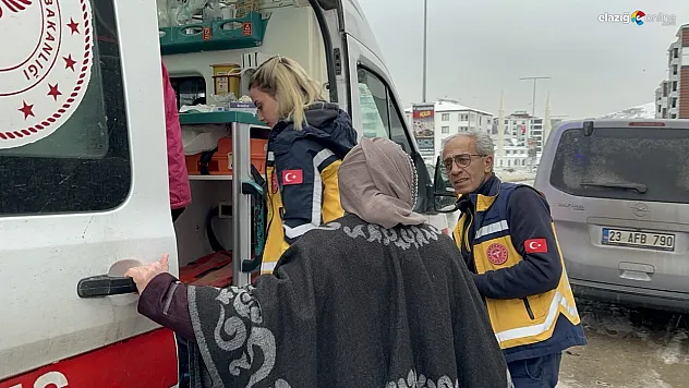 Binayı ağır kokular sardı, site sakinleri sokağa döküldü: Elazığ'da gaz paniği!