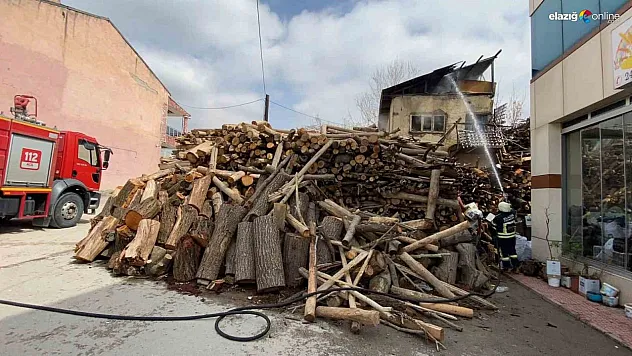 Çıkan yangında çatı katı kül oldu