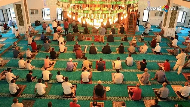 Elazığ'da sosyal mesafeli bayram namazı