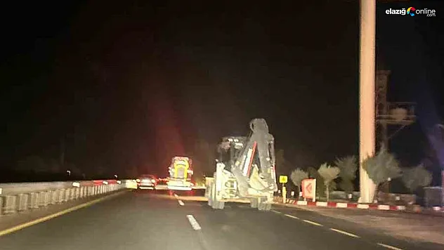 Kazaya Davetiye Çıkaran Anlar! Elazığ'da Kepçe Trafikte Işıksız Yakalandı!
