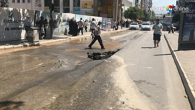 Su borusunun patlaması nedeni ile yol çöktü