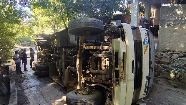 Elazığ Maden'de Su Tankeri Devrildi, Sürücü Hafif Yaralandı!