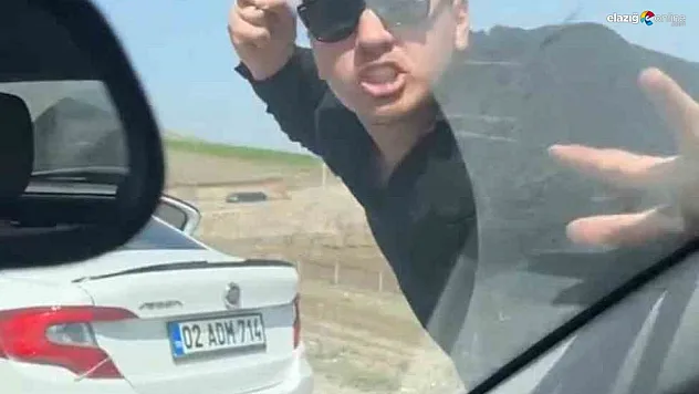 Elazığ'da Trafikte Dehşet! Korna Çalan Sürücünün Yolu Kesildi, Sopalarla Tehdit Edildi!