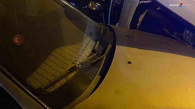 Elazığ'da Gece Yarısı Korkutan Kaza: Takla Atan Araç 2 Araca Çarptı!