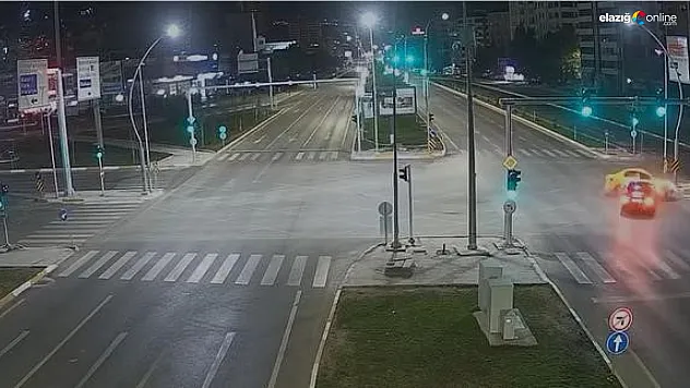 Hazar Dağlı Kavşağı'nda Kaza! O Anlar Kameralara Böyle Yansıdı!