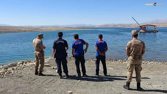 Elazığ'da tekne battı: Tekneyle birlikte suda kaybolan şahsı arama çalışmaları sürüyor