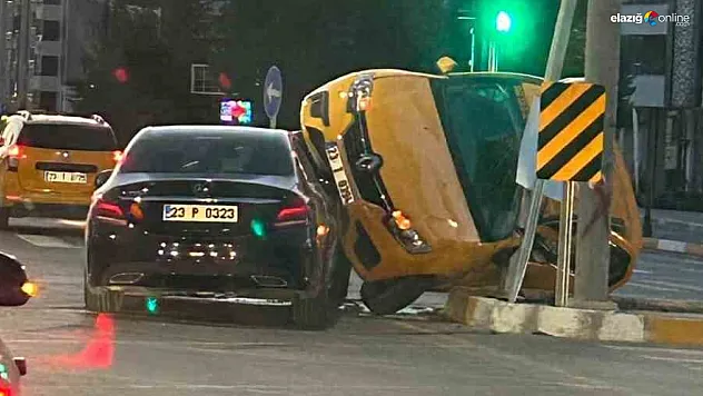 Elazığ'da Ticari Taksi ve Otomobilin Çarpıştığı Kazada 2 Kişi Yaralandı!