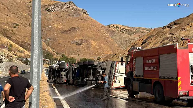 Elazığ Maden'de Tır Devrildi: Yolda Kilometrelerce Kuyruk Oluştu!