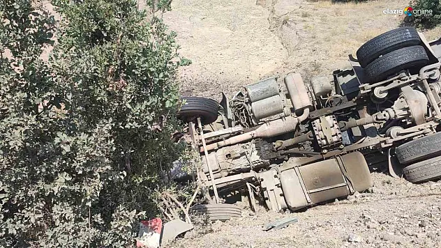 Baskil'de Trafik Kazası: Tır Şarampole Uçtu!
