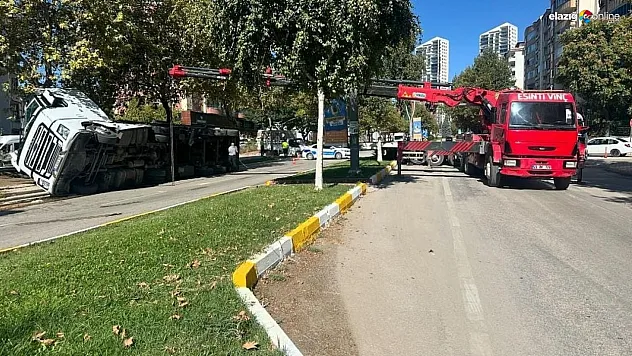 Elazığ'da park halindeki araca çarpıp kaçan tır devrildi: 2 yaralı