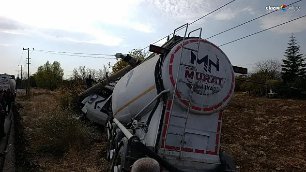 Elazığ'da Trafik Kazası: Kontrolden Çıkan Tır Elektrik Direğine Girdi!
