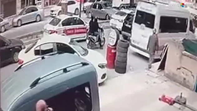 Elazığ'da Tır, Kör Noktasına Gelen Otomobili Metrelerce Sürükledi!