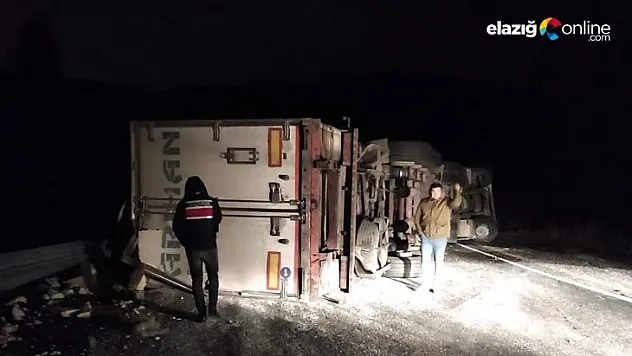 Tavuk yüklü tır yan yattı