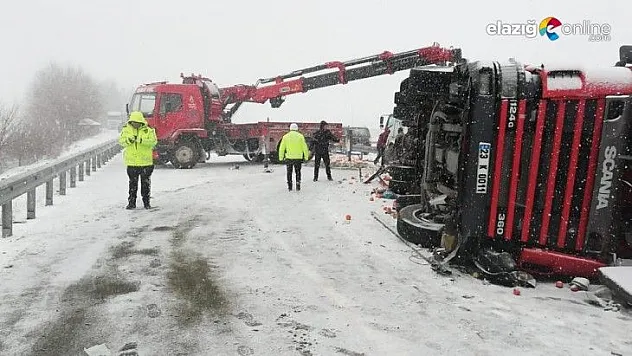 Elazığ'da tırlar çarpıştı, sebze ve meyveler yola saçıldı