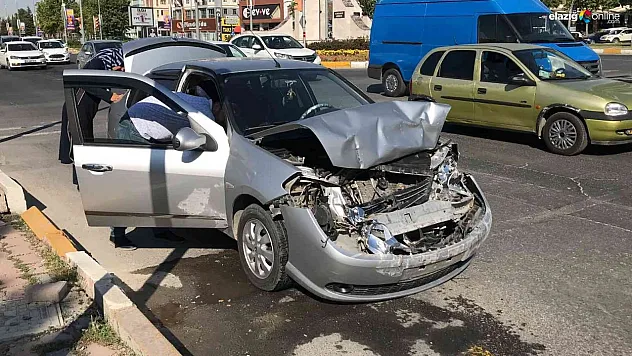 Hazardağlı kavşağında iki otomobil çarpıştı