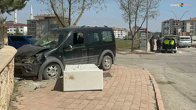 Elazığ'da Hafif Ticari Araç ile Otomobil Çarpıştı: 1 Yaralı!
