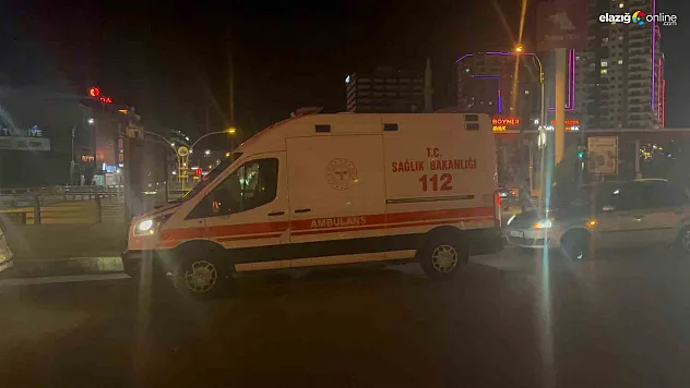 Elazığ'da Otomobil ile Motosiklet Çarpıştı: 1 Kişi Yaralandı!