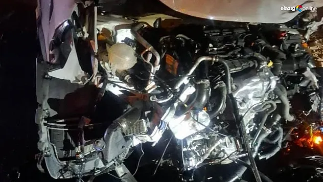 Elazığ'da Feci Kaza! Kamyonet ile Otomobil Kafa Kafaya Çarpıştı, 2 Ölü!