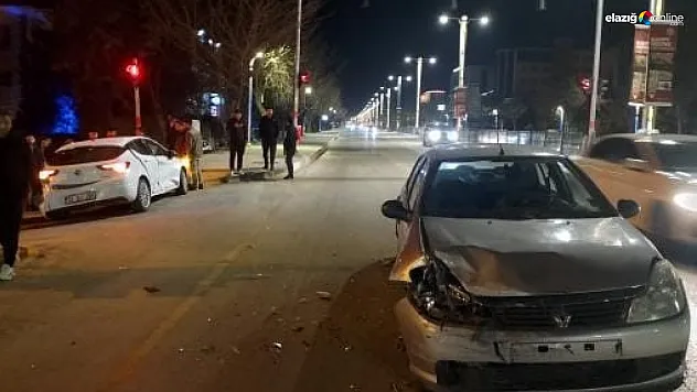 Elazığ'da Trafik Kazası: 2 Otomobil Çarpıştı, 2 Kişi Yaralandı!