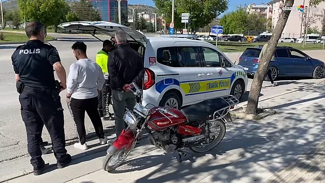 Elazığ'da Trafik Kazası: Otomobil ve Motosiklet Çarpıştı, 2 Kişi Yaralandı!