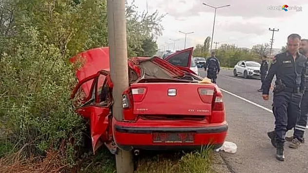 Elazığ'da Trafik Kazası: Kontrolden Çıkan Araç Elektrik Direğine Çarptı!