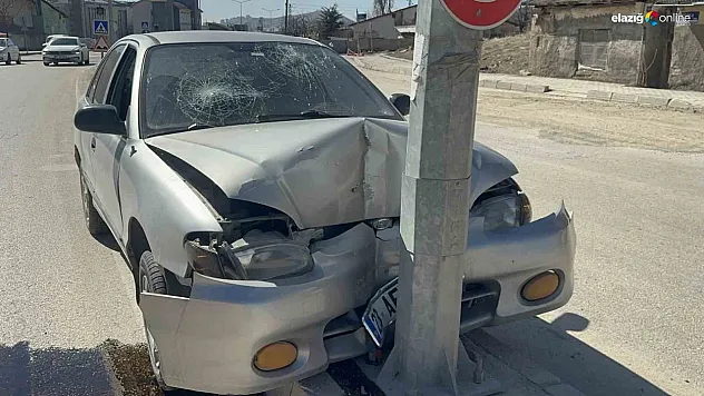 Elazığ'da Feci Kaza! Otomobil Refüje Çıktı, 2'si Çocuk 3 Yaralı!