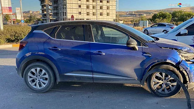 Elazığ'da Hafif Ticari Araç ile Otomobil Çarpıştı: 3 Kişi Yaralandı!