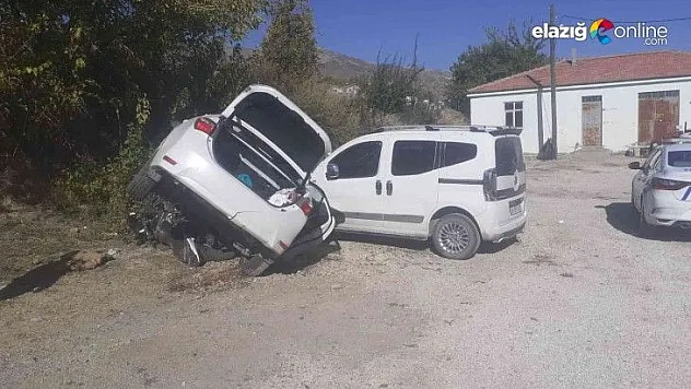 Kontrolden çıkarak duran araca çarptı: 4 yaralı