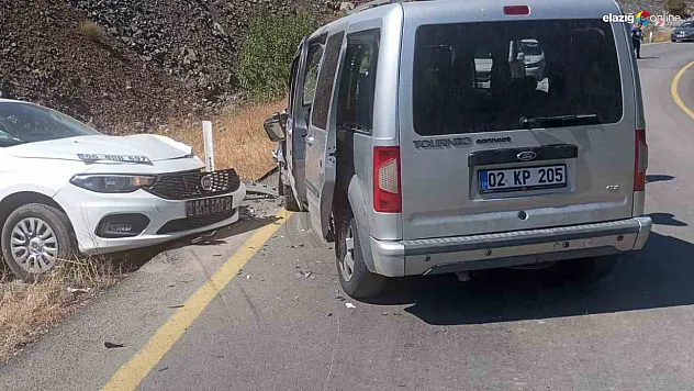 Sivrice'de Trafik Kazası: Hafif Ticari Araç ile Otomobil Çarpıştı, 6 Yaralı!