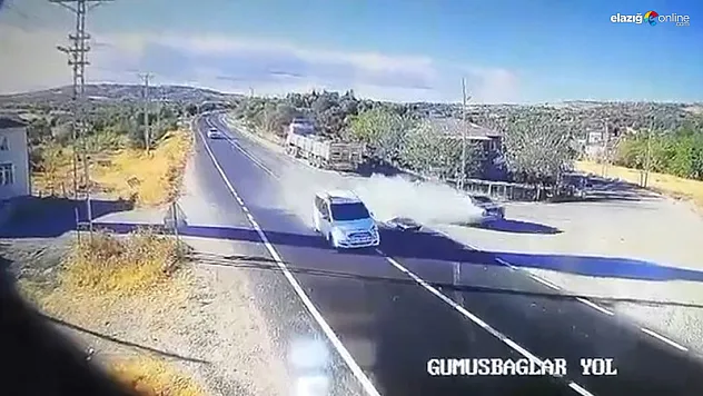Elazığ-Pertek Yolunda Trafik Kazası Kameraya Böyle Yansıdı!