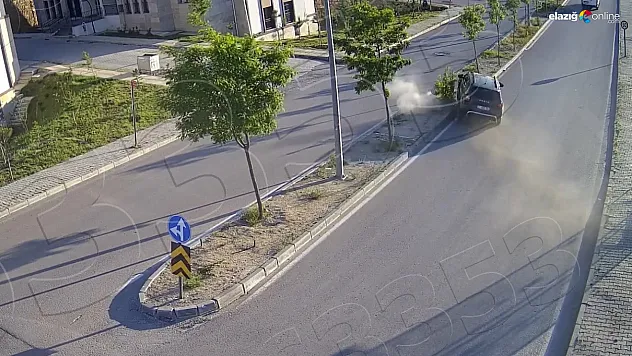 Elazığ'da Kaza KGYS Kameralarına Yansıdı: Şans Eseri Kimse Yaralanmadı!