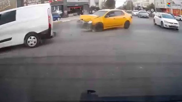 Elazığ'da Kavşakta Kaza Anı Güvenlik Kamerasında