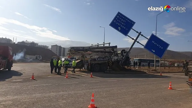 Kamyon, otomobile çarptı: 2'si ağır 4 yaralı