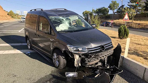 Elazığ Gülüşkür Mevkiinde Trafik Kazası: Araç Levha ve Refüje Çarptı!