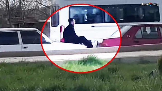 Elazığ'da Trafikte Pes Dedirten Görüntü! Kaputta Oturup Aracı Ayağıyla İtti!