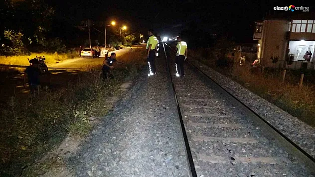 Çocuk trenin altında kalırken kadın ise kenara savruldu!