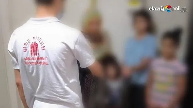 Elazığ'da tuhafiyeciler 150 çocuğu sevindirdi