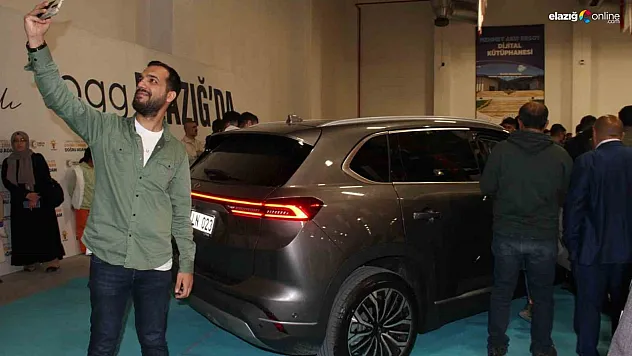 Elazığ'da Türkiye'nin milli otomobili Togg'a vatandaşlardan büyük ilgi