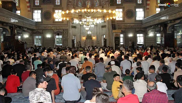 Elazığlılar bayram namazında camilere akın etti