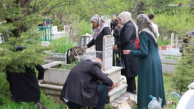 Elazığlılar mezarlıklara akın etti!