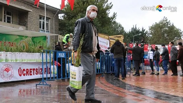 Elazığ'da vatandaşlara 5 bin adet ücretsiz fidan dağıtıldı