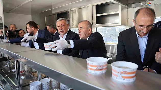 Elazığ Valiliği'nden Vatandaşa Aşure İkramı: Binlerce Kişiye Aşure Dağıtıldı!