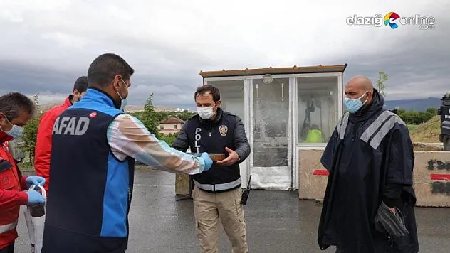 Elazığ'da Vefa ekiplerine 'tepsi tepsi baklava' ile vefa